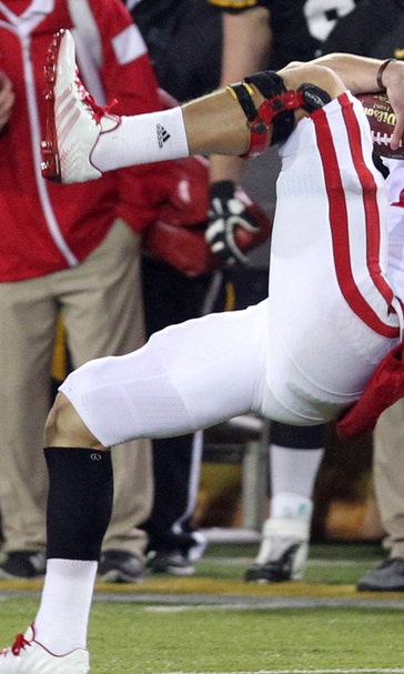 Stave stands tall, helps Wisconsin slip past Iowa